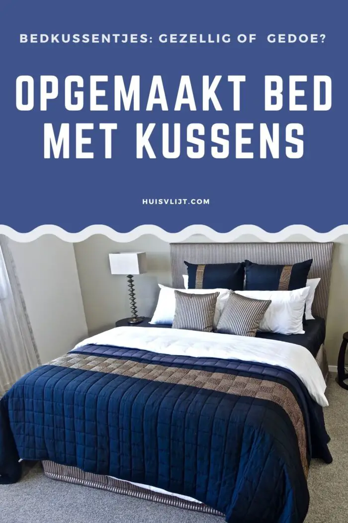 opgemaakt bed met kussens