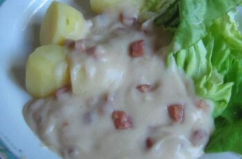 Karnemelksaus met spek: 3 ingrediënten zijn genoeg!