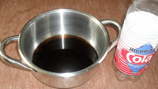 aangebrande pan schoonmaken met cola