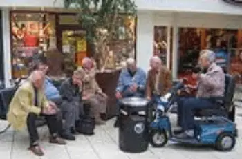 Hangouderen bij de Hema