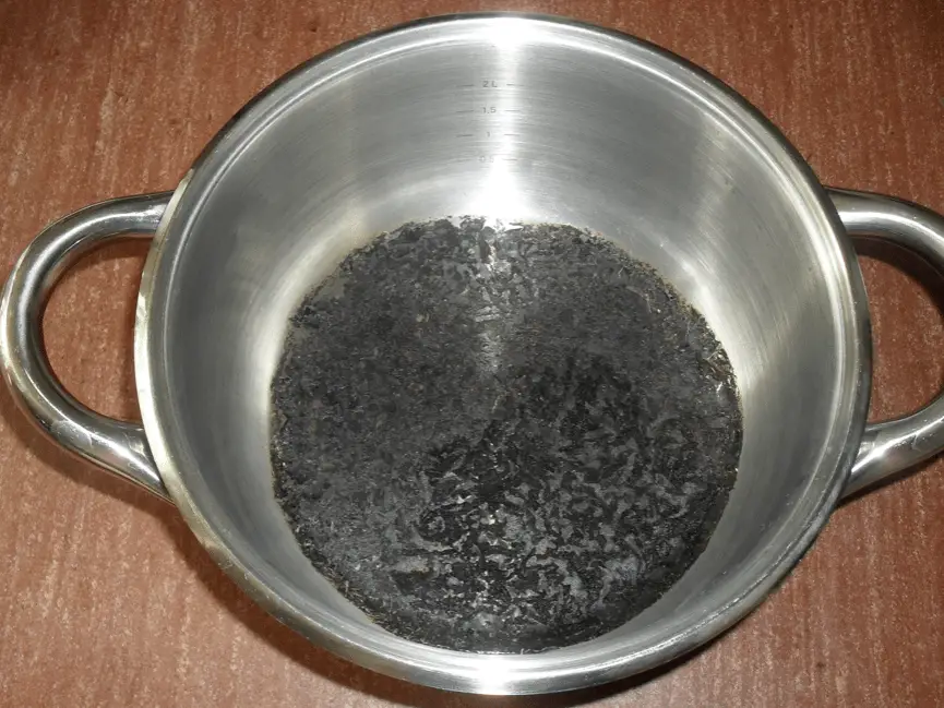 aangekoekte pan: hoe krijg je die weer schoon? met een afwasblokje!