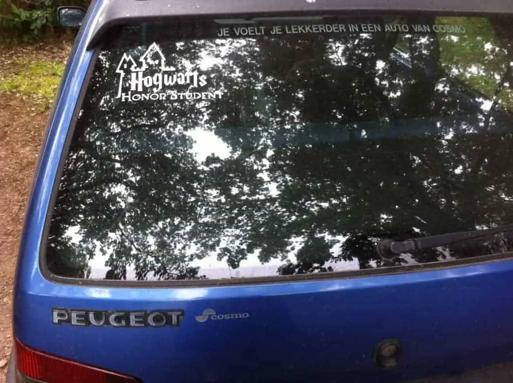 Student van Hogwart sticker op de Peugeot