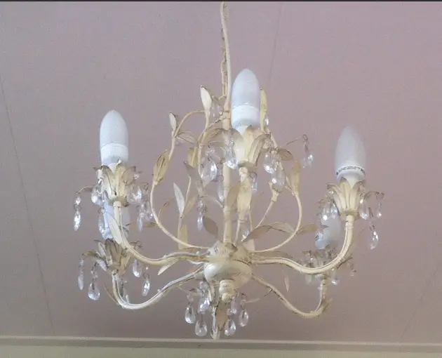 What a difference a lamp makes! 2 witte kroonluchter