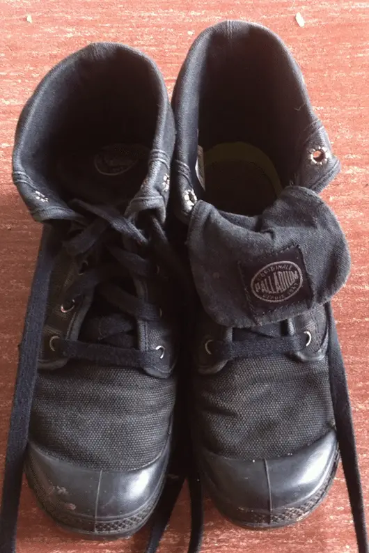 Nieuwe jongensschoenen op de damesafdeling 1 palladium