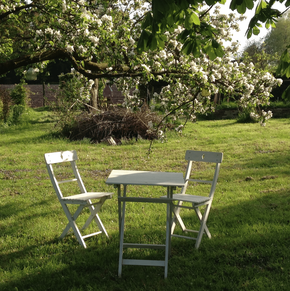 Tuinzitje onder de appelboom