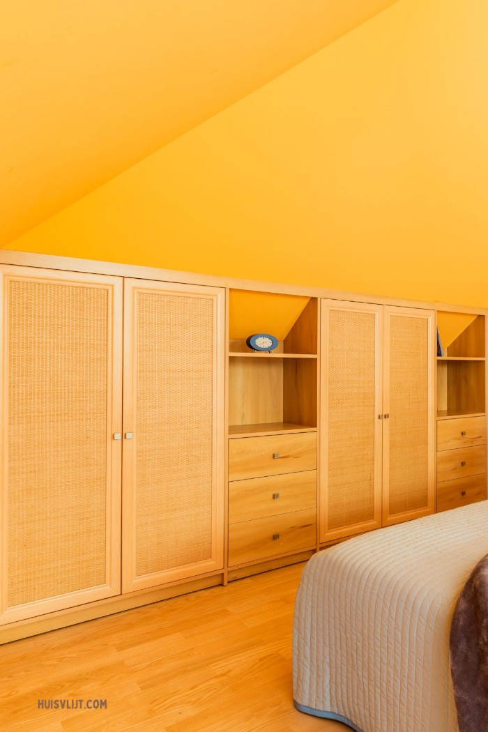 zolder opbergruimte schuine wand