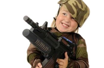 Mag jouw kind met speelgoed wapens spelen?