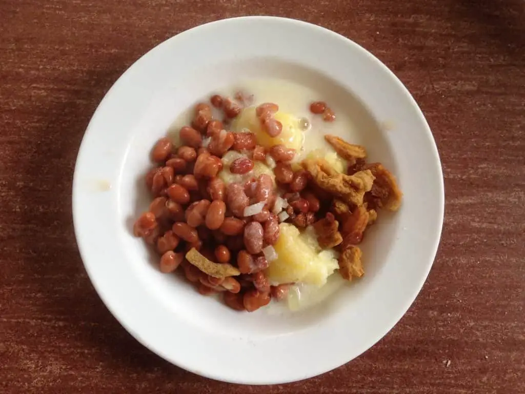 Vandaag eten we... karnemelksaus met spek en bruine bonen