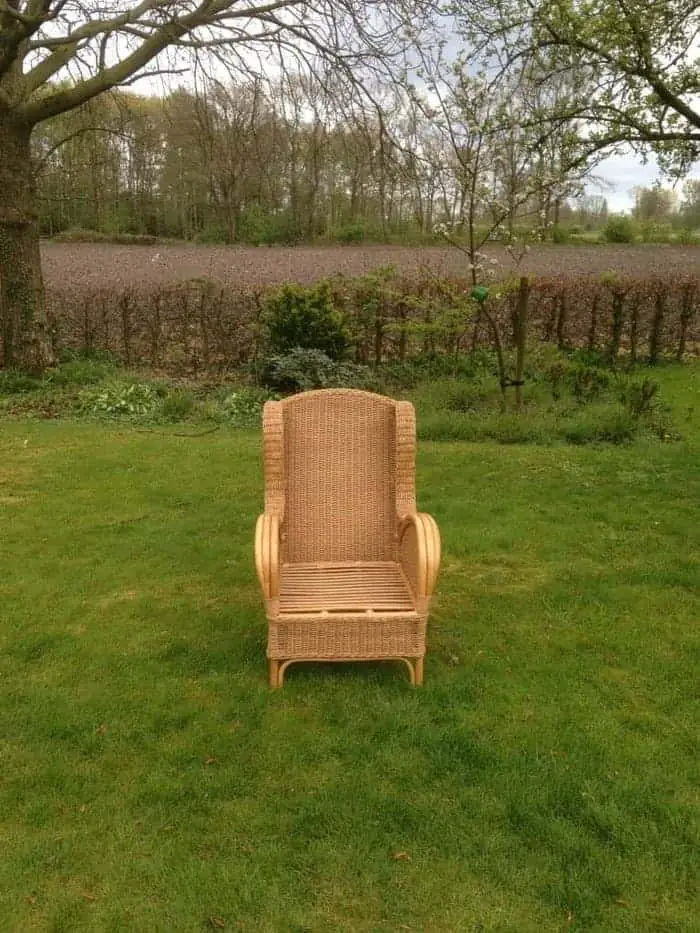 Kringloopvondst: rieten stoelen ad 1,- 13 Kringloopvondst: rieten stoelen ad 1,-
