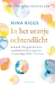 in het oranje ochtendlicht