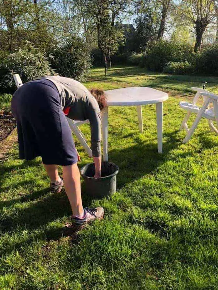 tuinmeubilair schoonmaken met een sopje