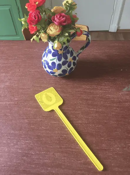 Veel vliegen + slechte vliegenmepper = 2 Vliegenmepper Hema met rookworst