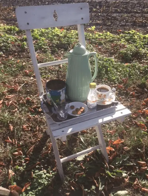 Buiten koffiedrinken met pepernoten 4 buiten zitten in de herfst