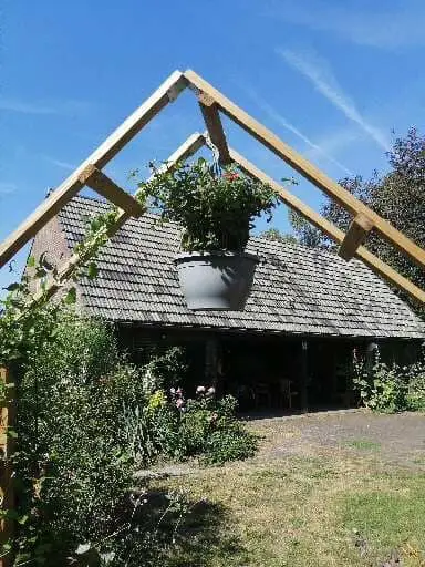 Bloempot aan de rozenboog