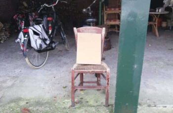 Waarom staat dit schilderij in de garage?