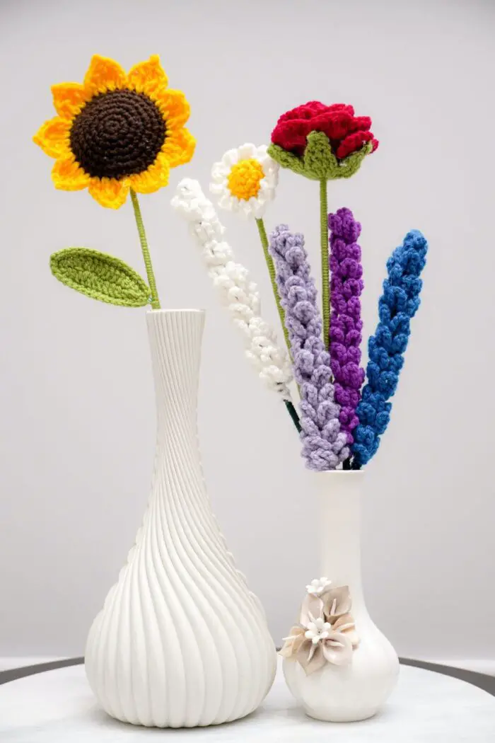 gehaakte bloemen in vaas