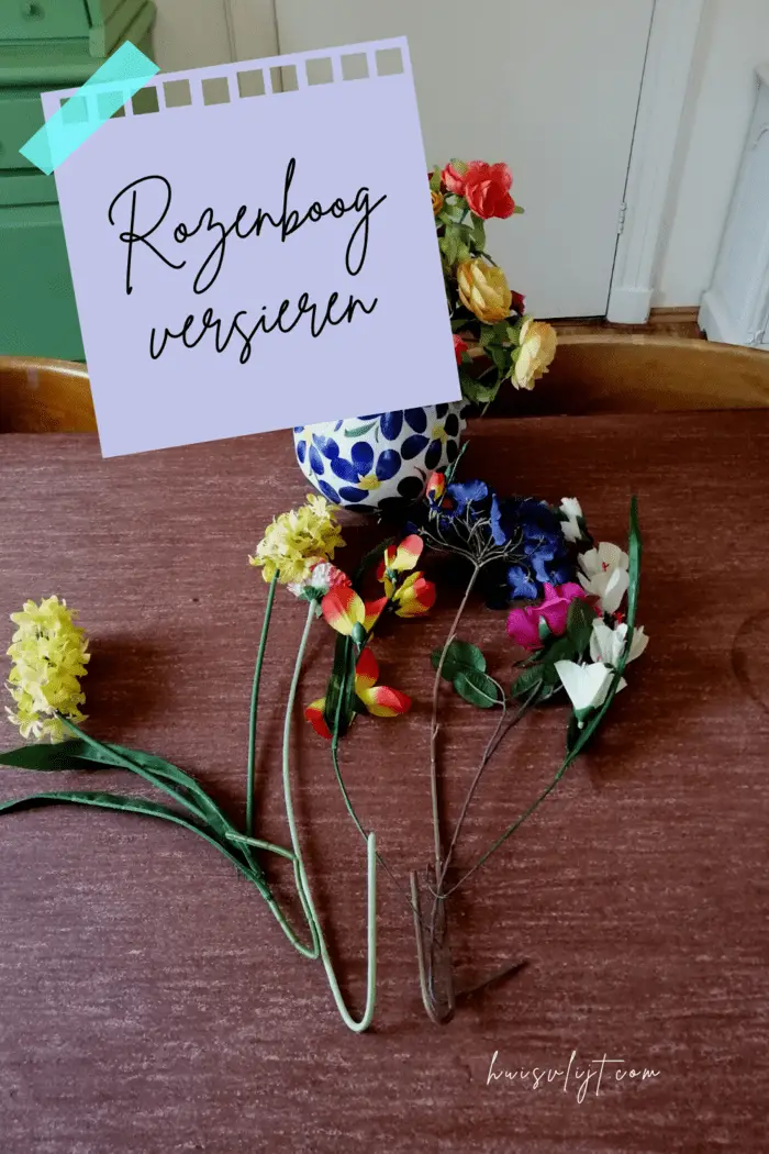 Rozenboog versieren met kunstbloemen