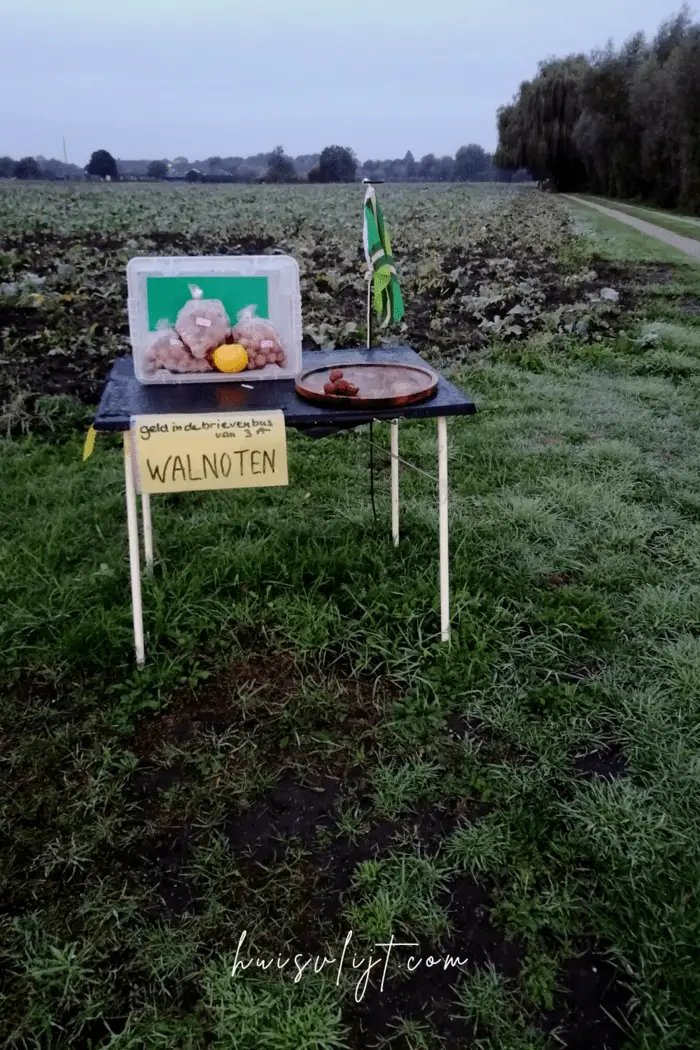 Kraampjes langs de weg in beeld