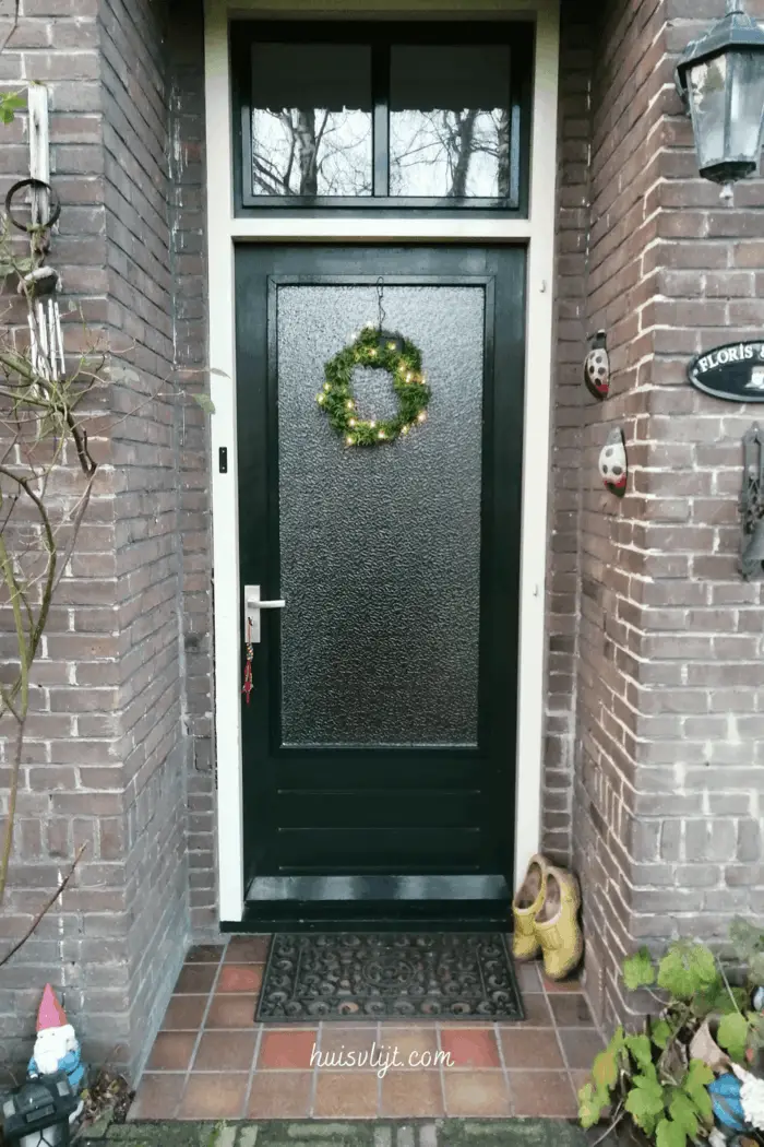 Kerstkrans van de Action op de deur!