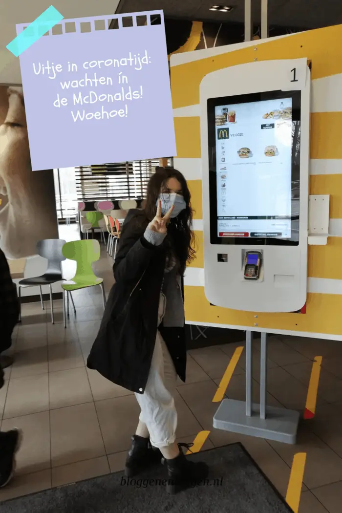 Uitje in coronatijd: wachten ín de McDonald's!