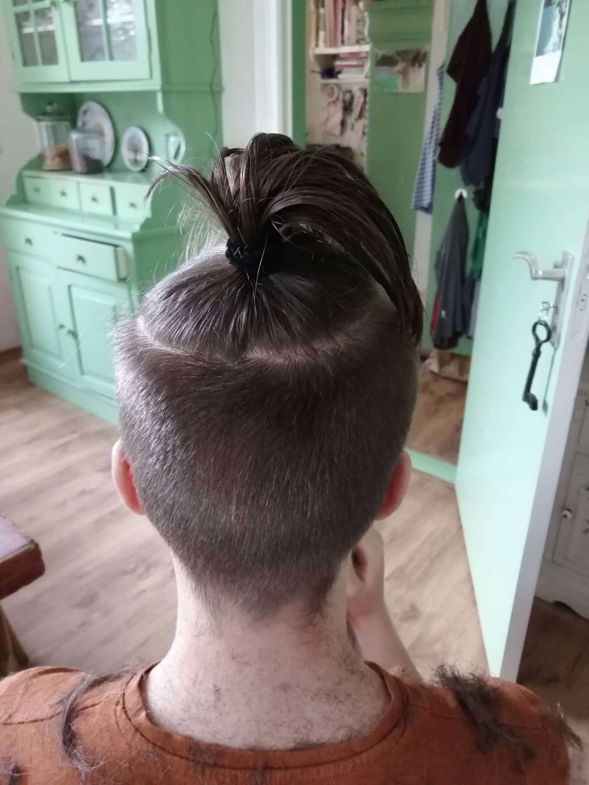 Zelf haren knippen kijk eens! Huisvlijt