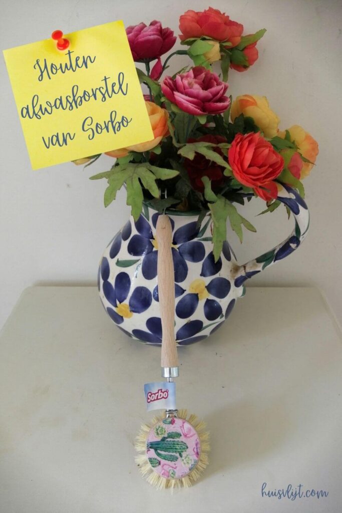 Houten afwasborstel met bloemetjes!