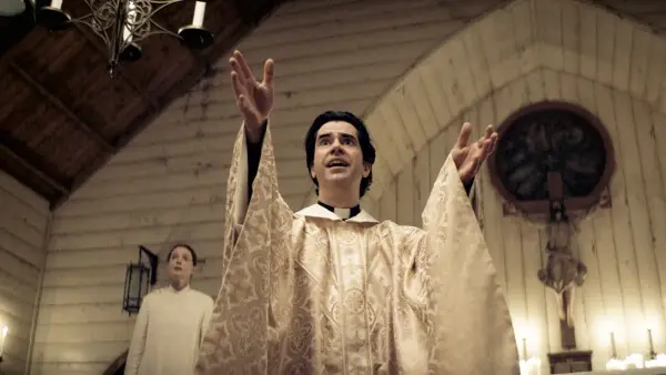 Midnight Mass op Netflix: 7 afleveringen een merkwaardige mix van religie en horror