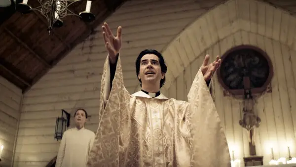 Midnight Mass op Netflix: 7 afleveringen een merkwaardige mix van religie en horror 5 midnight mass