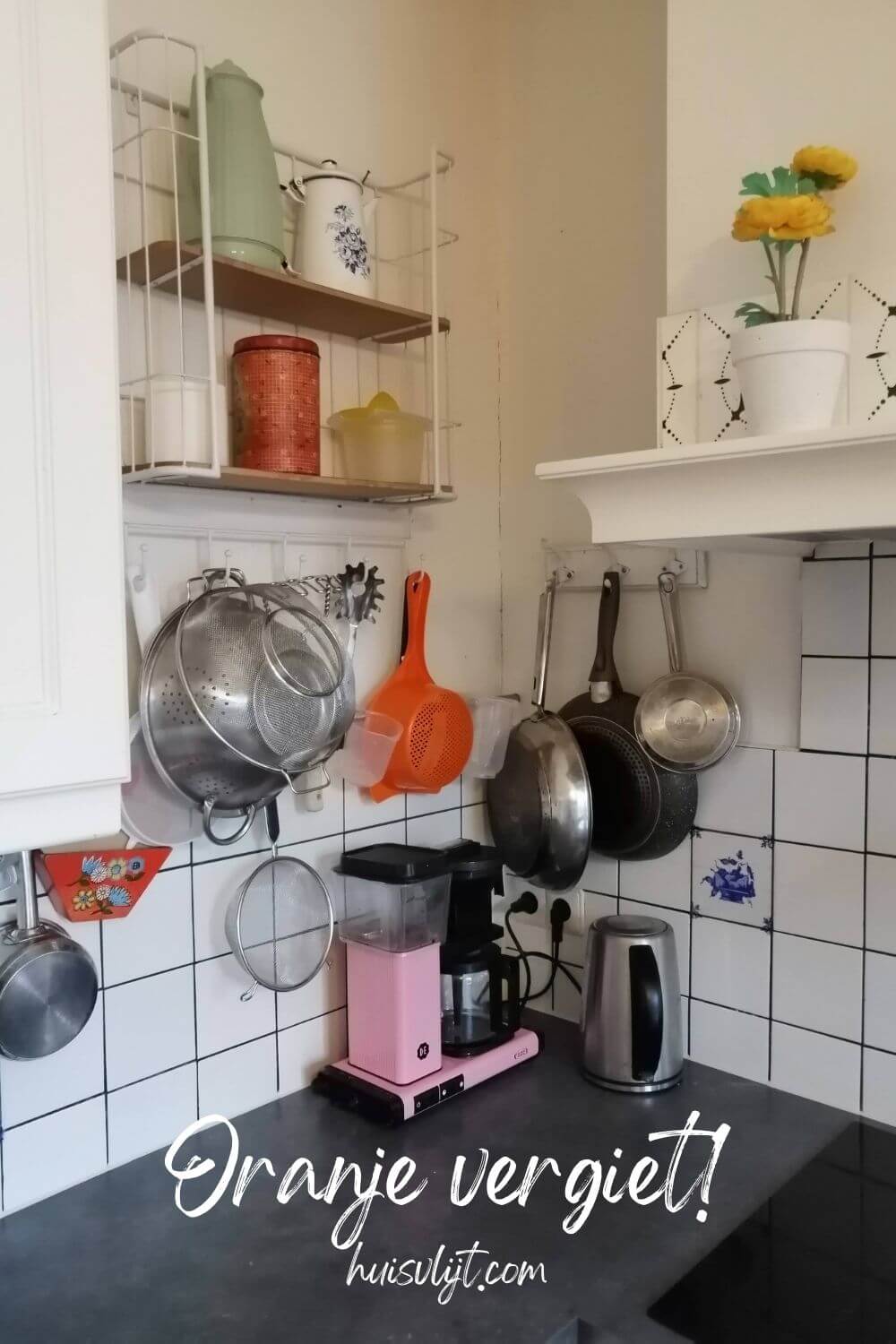 Oranje vergiet: het vloekt zo mooi met mijn roze koffiezetapparaat! @#%*&