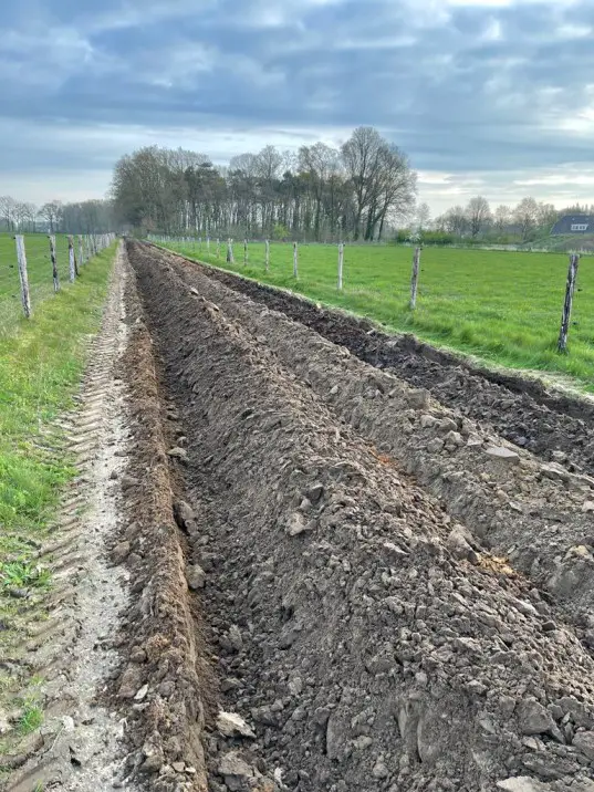 De zandweg achter ons huis wordt geëgaliseerd