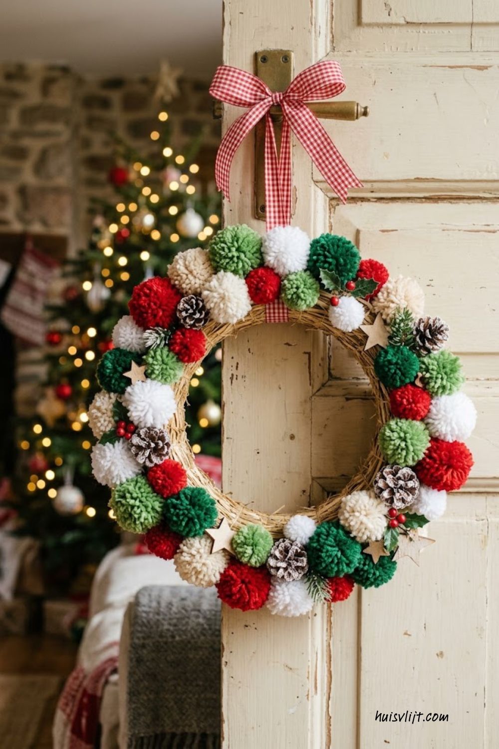 Kerstkrans maken voor de voordeur: zo doe je het (+ ideeën) 8 kerstkrans diy