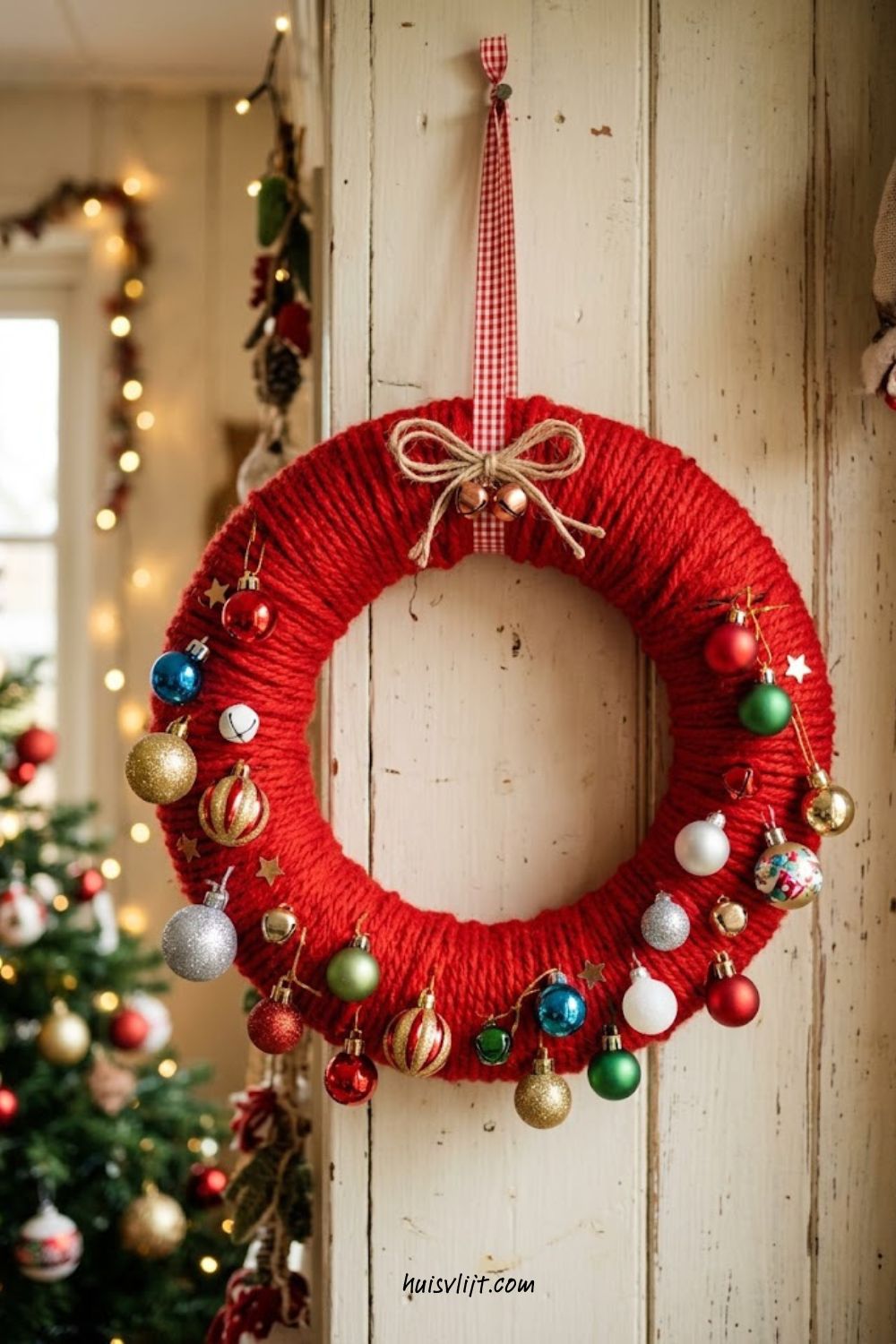 Kerstkrans maken voor de voordeur: zo doe je het (+ ideeën) 1 zelfgemaakte kerstkrans