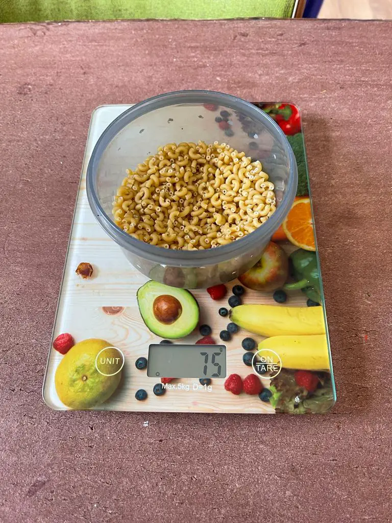 hoeveel gram ongekookte macaroni per persoon