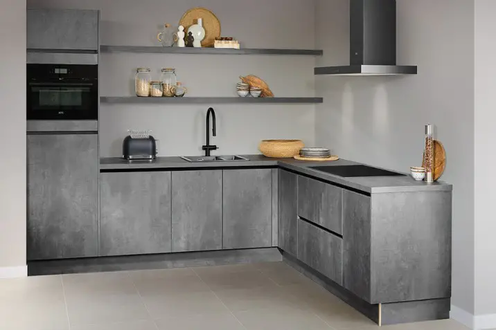 beton kleurige keuken met keuken nis