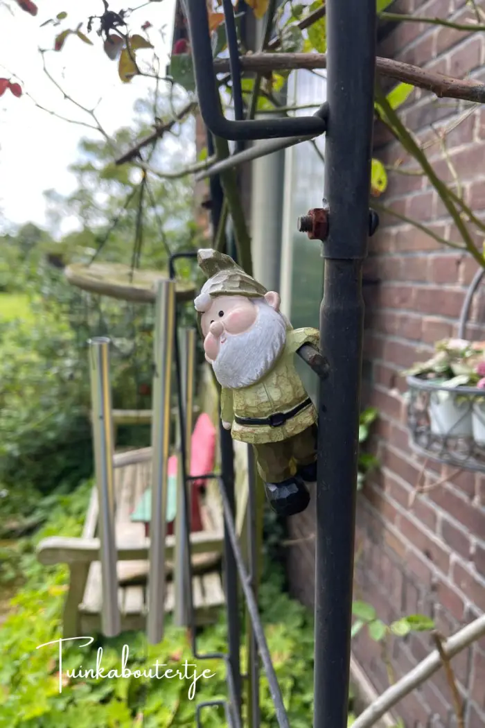 tuinkabouter op rozenboog