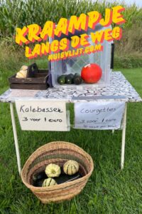 kraampje langs de weg courgette