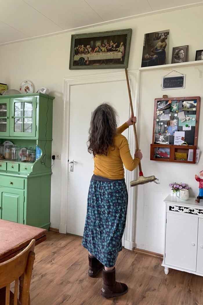 schilderij recht hangen met bezemsteel