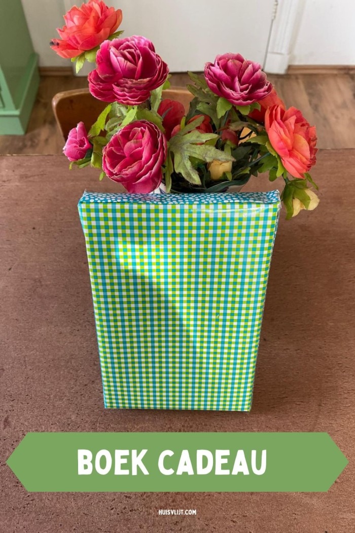 Een boek inpakken cadeau (als je geen inpakpapier hebt) 4 boek cadeau