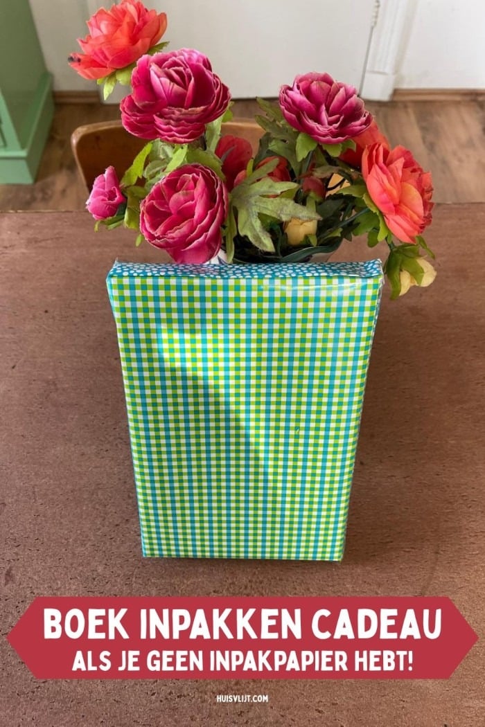 Een boek inpakken cadeau (als je geen inpakpapier hebt) 1 boek inpakken cadeau