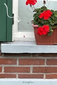 Bloemen op een lastige vensterbank? Zo blijft je bloempot staan! #Lifehack