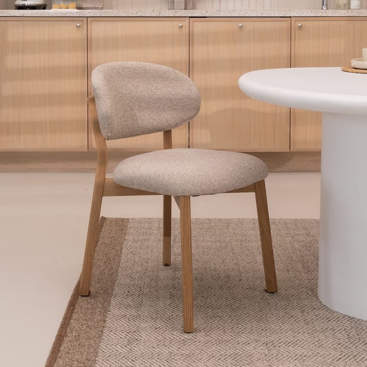 Mix van natuurlijke materialen en zachte tinten: de sleutel tot een warm interieur 3 beige eetkamerstoel