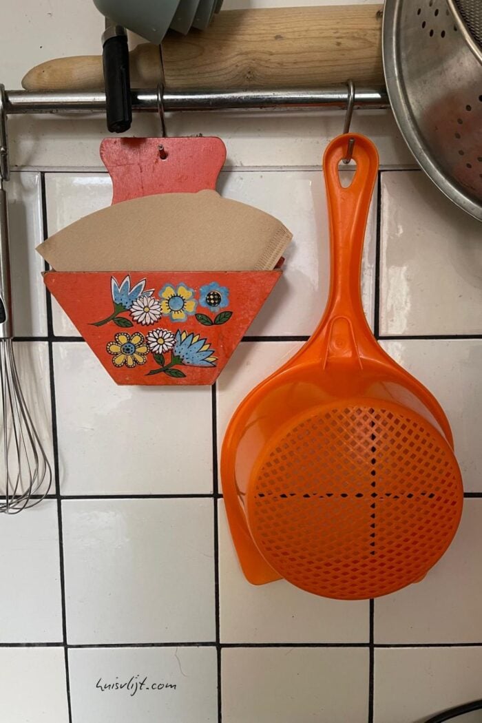 Conny's Creatieve Blog Hop: Retro/Vintage + Huisvlijt Linkparty Tip 2 retro koffiefilterhouder en vergiet