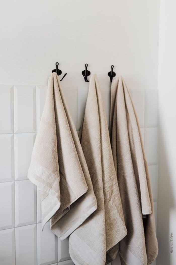 beige badkamer accessoires