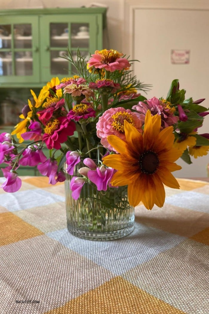 Bloemen uit eigen tuin op de keukentafel 2 bloemen uit eigen tuin