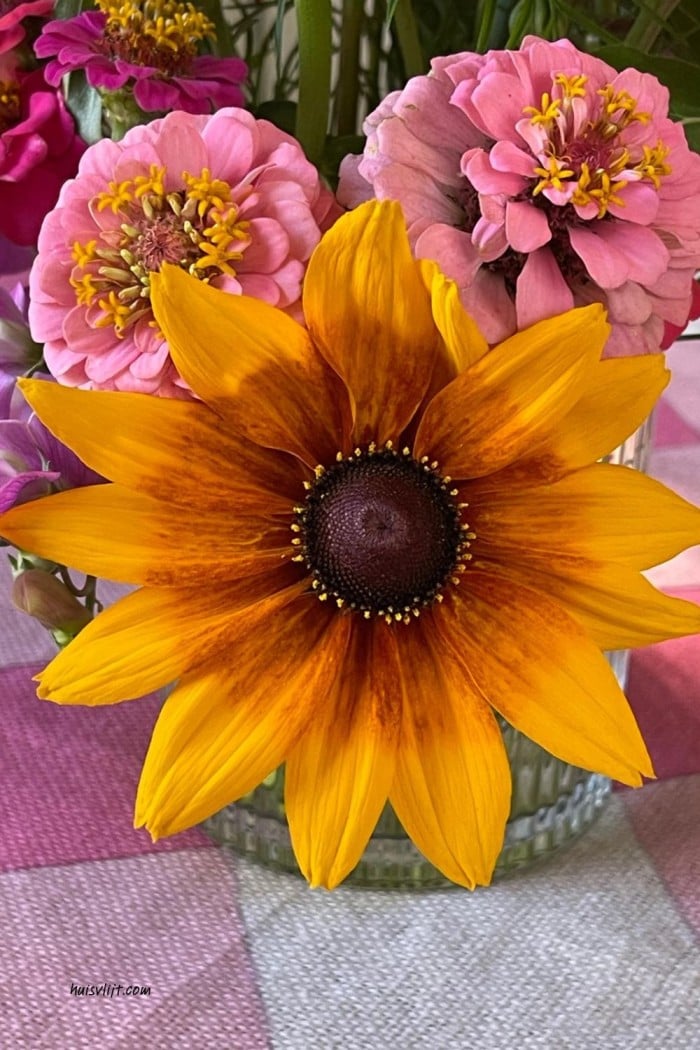 Bloemen uit eigen tuin op de keukentafel 3 gele bloem