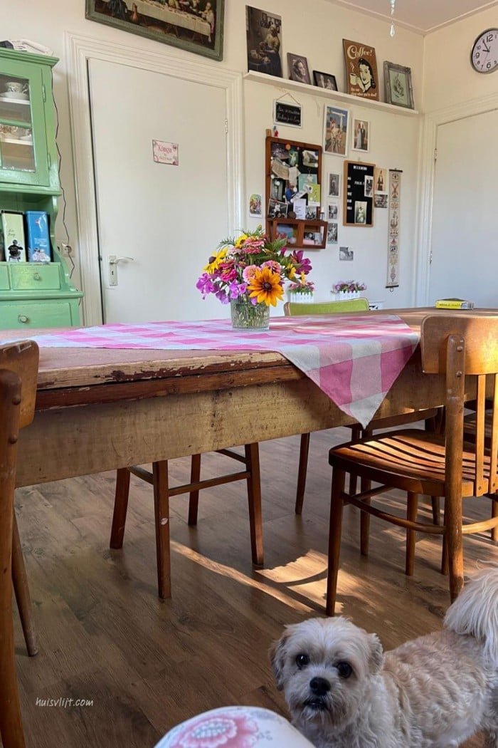 Bloemen uit eigen tuin op de keukentafel 1 landelijke keukentafel