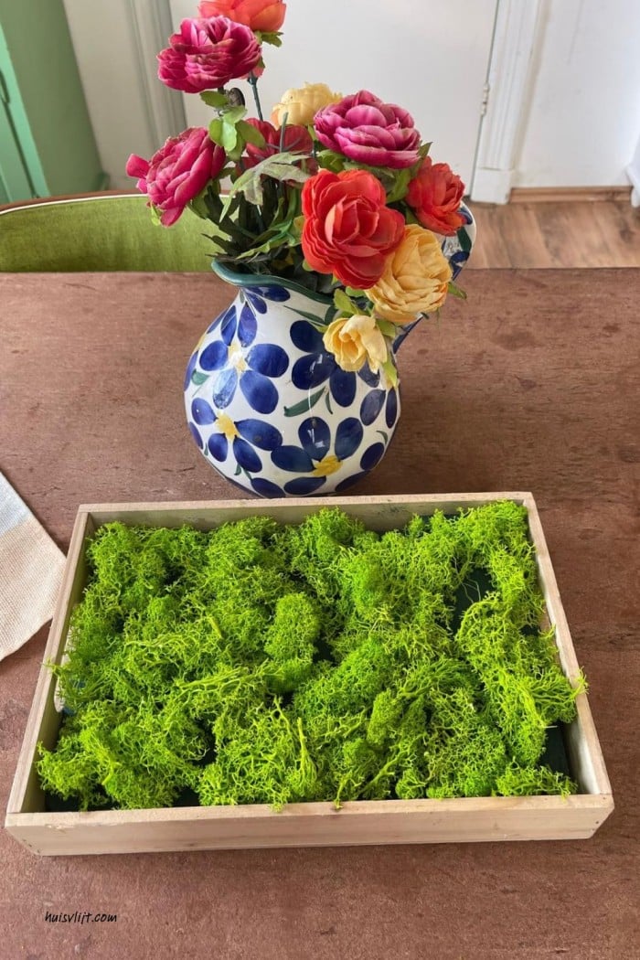 Verjaardagscadeau 80 jaar: bloemenzaden als origineel cadeau 4 Decoratief mos over het steekschuim in het dienblad