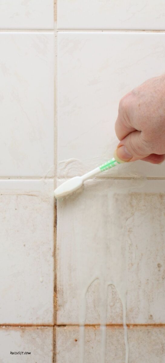 Zo houd je je badkamertegels en voegen goed schoon 3 voegen reinigen