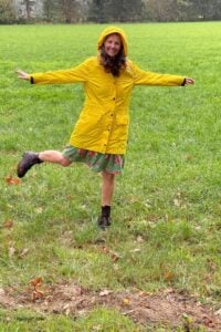 gele regenjas outfit