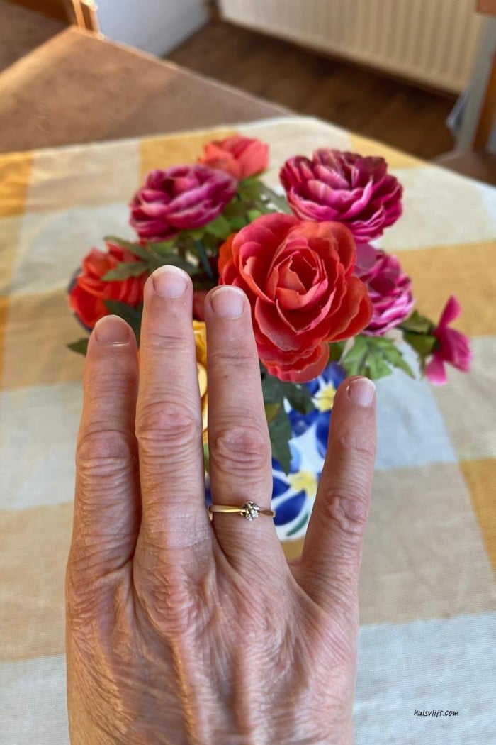 Gouden ring met groeidiamant (die niet groeit) 1 Gouden damesring met diamantje